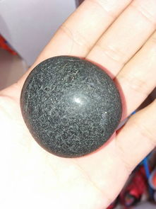 在海边捡到一个黑色石头大家帮忙看看这是什么石头谢谢了 