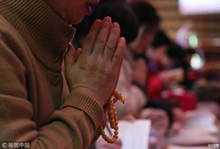 韩国高考推迟后 考生家长再赴寺庙拜神求佛 