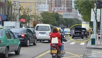 诸暨街上好多车,后备箱被打开,车内没人 发生了什么事