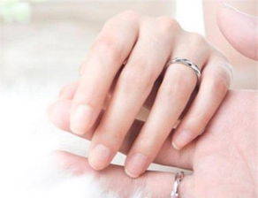 女孩子左手戴戒中指戴戒指是什么意思 右手中指又是什么意思 