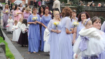 英国教堂婚礼现最庞大伴娘团 44名伴娘登场 