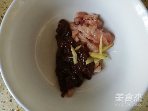 猪肝瘦肉枸杞汤的做法