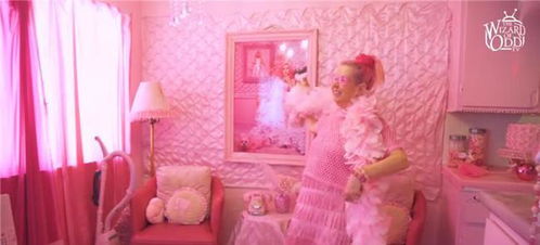 美国老奶奶因太喜欢粉色,把家里所有东西都弄成粉色的 包括厕纸