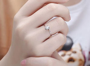 订婚戒指戴哪只手,订婚戒指应该带在那个手上？