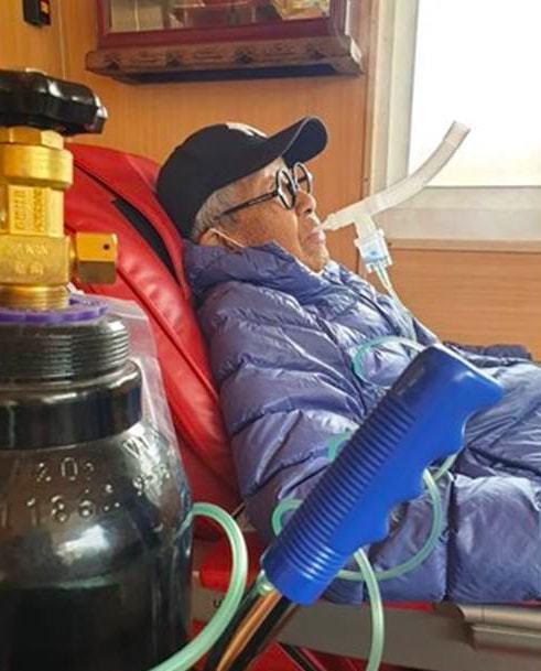 90岁台男星肺积水高烧不退,在家插氧气管太憔悴,状态不佳引担忧