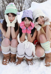 不怕冷 日本写真女星穿比基尼打雪仗