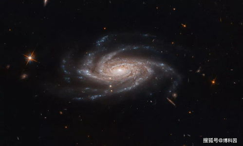 哈勃拍摄到美丽的旋涡星系,距离地球才4.25亿光年
