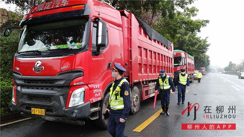 大货车变身 大祸车 车货总重142吨,还在车顶加了边板上路跑得欢