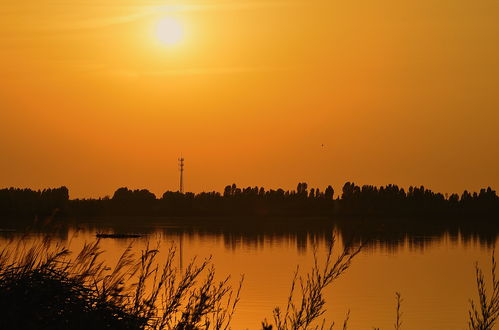 夕阳湖光倒影