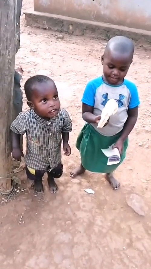 非洲的小孩太可爱了,这么一点东西就让他们开心很久,感觉他们都长一个样子 