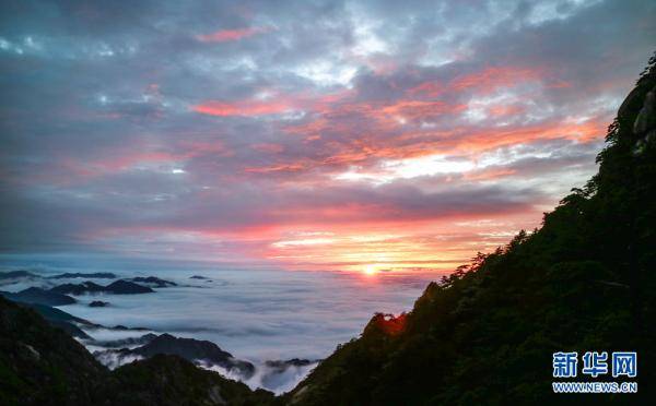 黄山 雨后晚霞照云海