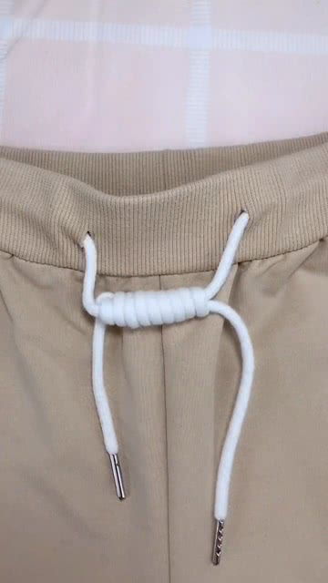 裤带绳可以这样系,一面可调节长短 