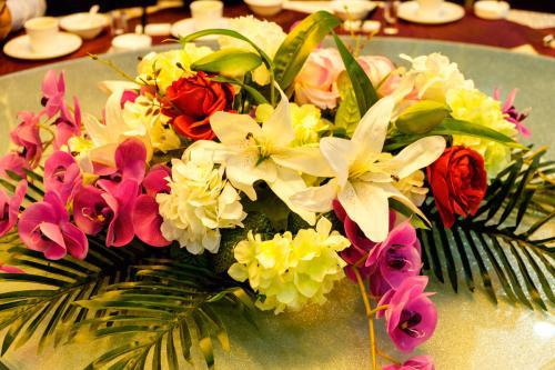 餐桌摆放什么颜色的花好看 或什么花卉合适 