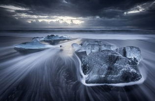 摄影师拍摄冰与火共存小岛罕见照 