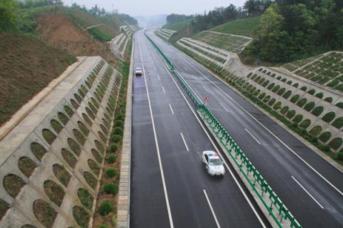 公路路基边坡防护方法和边坡GNSS监测系统原理