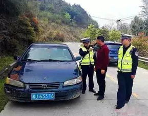 石门交警查获全县首起 瘾君子 无证驾驶套牌 黑车 违法行为