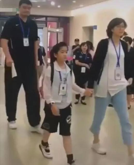 姚明带女儿逛颐和园,9岁姚沁蕾身高目测1.7米,这个头是要逆天啊