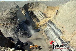 3月26日,一辆挖掘机和三辆铲车正在清理一处大的煤矿坍塌土方。