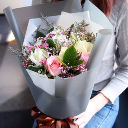 情人节送花送几朵,情人节快到了，和她谈了一个月，不过关系还没正式确定下来，该送多少只玫瑰花啊？