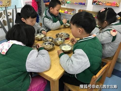 我孩子不爱吃米饭,请老师来门口拿一下午餐 ,老师不是外卖员
