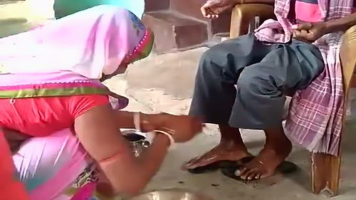 印度女人喝丈夫洗脚水,现场实拍太恶心 