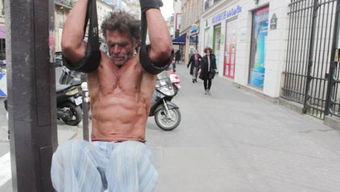 巴黎50岁流浪汉街头健身变 肌肉型男 迅速窜红 