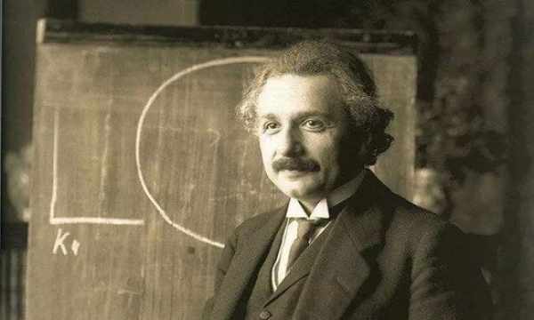 不信上帝的爱因斯坦到底发现了什么 为何说 一切都是安排好的 