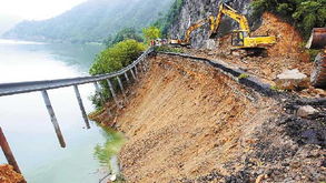 半条公路凌晨坍塌沉入水库 的哥及时刹车救四人 