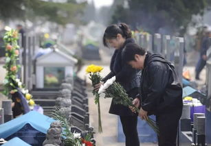 70岁不上坟80岁不拜土