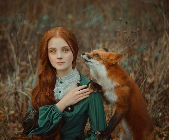 绝美 摄影师镜头中的狐狸与少女 可以脑补一个童话 
