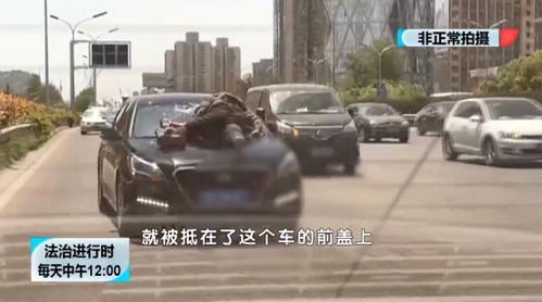 北京这位司机太疯狂 别车 打人 扔水瓶 开车顶人,结果悲剧了