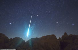 摄影师拍双子座流星雨 如钻石利剑划破夜空