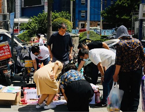 梦见市场很多摆摊卖货(梦见很多商贩摆摊)