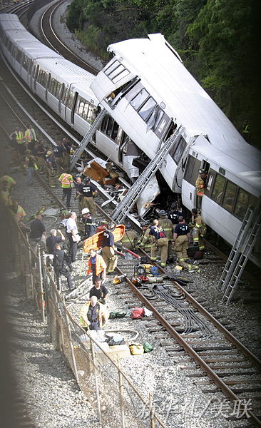 美国地铁列车发生相撞事故 