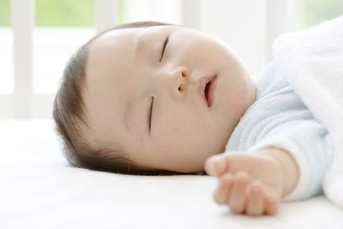 宝宝睡觉时,总会不自觉地咧嘴笑,难道这么小的宝宝也会做梦吗