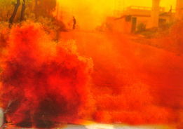 浙江金华8吨强酸泄漏 街道被红色毒气笼罩图片 