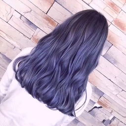 蓝灰哦 染这个颜色头发要先退浅到8度再上色,优点 很潮并且显肤色 缺点 褪色有点快