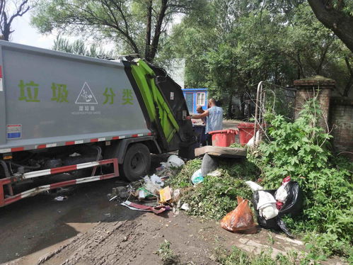 雨水把垃圾冲进小区院内,他们上门清理