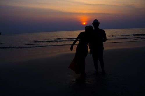 夕阳下海滩上的情侣高清图片下载 红动网 