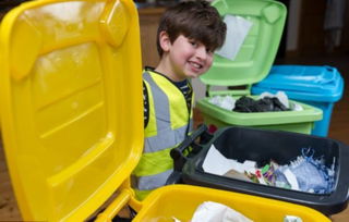 英男童酷爱垃圾 网上竞价购买垃圾车 