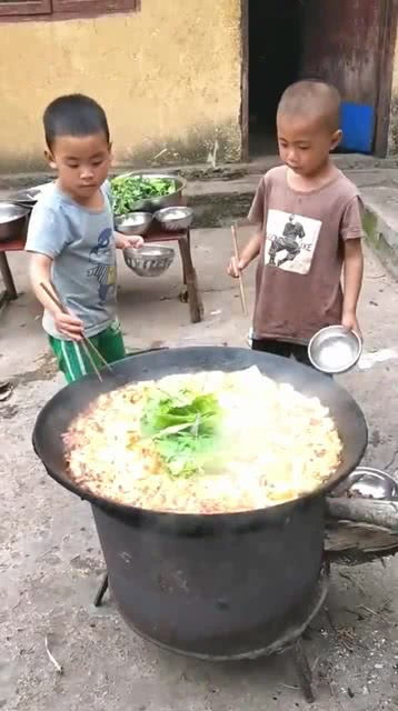 农村的孩子很懂事,自己做饭吃饭,太会过日子了 