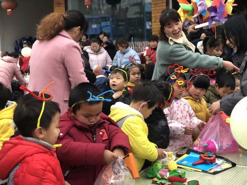 这个幼儿园的元旦活动很有意义 小朋友的义卖全捐给了慈善总会