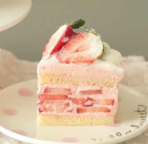 今天分享一款粉色的草莓奶油蛋糕制作教程,少女心满满哦