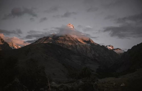 山岭奔腾的意思解释词语  重重叠叠的山峰的成语？