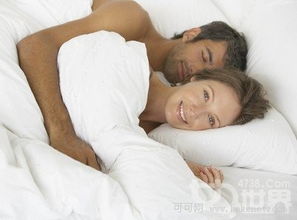 如何抱着女友睡最舒服 情侣睡姿盘点