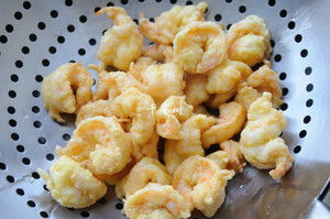 软炸虾仁的做法,软炸虾仁是一道色香味俱佳的家常菜，外酥里嫩，味道鲜美