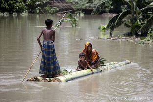 别湿了我的鞋 印度军人抬着高官视察灾区 洪水中无家可归的孩子 