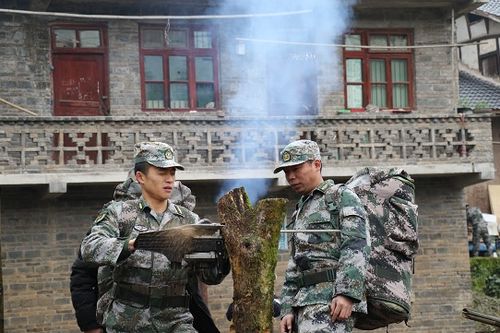 西湖镇 实战实训应急民兵排战备拉练