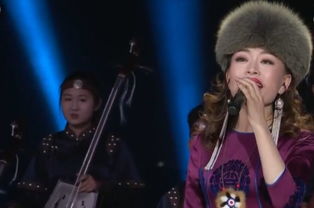 傲日其愣助唱蒙古族女歌手 两人幼时相识