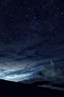 在璀璨的繁星点缀下的夜空中的人间美景,真是太迷人了 